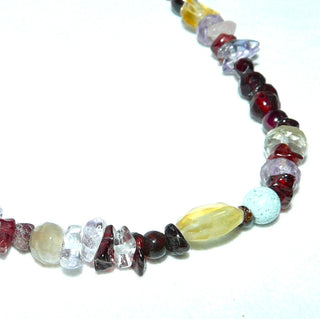 in unserer Werkstatt designtes Einzelstück, multicolor Unikat-Edelsteinkette mit Amethyst, Citrin, Granat, Rosenquarz, Iolith, Bergkristall, Prasiolith in unterschiedlichen Schliffformen, Gesamtlänge 45 cm, Verschluß aus Metall, auf Stahlseil aufgereiht -	Unikatschmuck nur erhältlich im Onlineshop von Juwelier & Goldschmiede Danilo! 