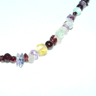 in unserer Werkstatt designtes Einzelstück, multicolor Unikat-Edelsteinkette mit Amethyst, Citrin, Granat, Rosenquarz, Iolith, Bergkristall, Prasiolith in unterschiedlichen Schliffformen, Gesamtlänge 45 cm, Verschluß aus Metall, auf Stahlseil aufgereiht -	Unikatschmuck nur erhältlich im Onlineshop von Juwelier & Goldschmiede Danilo! 