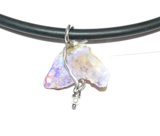 handgefertigtes Einzelstück, ein natürlicher australischer, herrlich violett schillernder Opal-Kristall in fast dreieckiger Form, eingewickelt in 925 Silberdraht, ca. 25mm x 17,5mm, am Ende eine beweglich angebrachte kleine Süßwasserzuchtperle - Goldschmiede Danilo