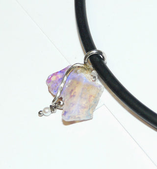 handgefertigtes Einzelstück, ein natürlicher australischer, herrlich violett schillernder Opal-Kristall in fast dreieckiger Form, eingewickelt in 925 Silberdraht, ca. 25mm x 17,5mm, am Ende eine beweglich angebrachte kleine Süßwasserzuchtperle - Goldschmiede Danilo