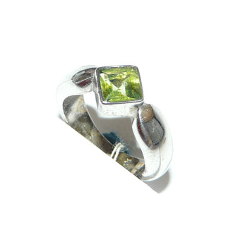 olivgrünes Einzelstück, Peridot-Silberring aus 925 Silber mit einem quadratischen, funkelnd facettierten Olivin, breite Zungenschiene, Handarbeit, Ringweite 51 - Goldschmiede-Danilo