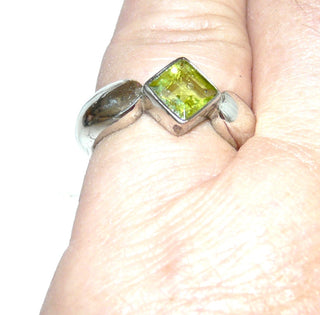 olivgrünes Einzelstück, Peridot-Silberring aus 925 Silber mit einem quadratischen, funkelnd facettierten Olivin, breite Zungenschiene, Handarbeit, Ringweite 51 - Goldschmiede-Danilo