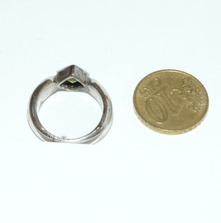 olivgrünes Einzelstück, Peridot-Silberring aus 925 Silber mit einem quadratischen, funkelnd facettierten Olivin, breite Zungenschiene, Handarbeit, Ringweite 51 - Goldschmiede-Danilo