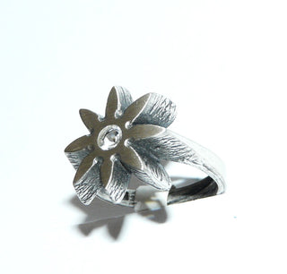 Einzelstück, Nordform-Design Bergkristall-Ring "Blüten-Stern" aus 925 Silber, mit einem runden, funkelnd facettierten Bergkristall, seidenmatt, in den Tiefen geschwärzt, verstellbare Ringweite bis ca. 63. Anlaufgeschützt. Die gesamte skandinavische / finnische Nordform-Kollektion ist so designt, daß fast alle Schmuckstücke miteinander kombinierbar sind. Besonders gut zu diesem Schmuckstück paßt Nord 0022.  -	Finnlandschmuck bei Goldschmiede Danilo