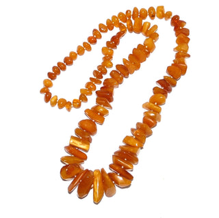 opulentes Einzelstück, Vintage-Bernstein-Kette, handgefertigt aus großen polierten Chips / Splitter, im Verlauf durchgeknotet, honigfarbener Butterscotch, ohne Verschluß, Gesamtlänge 80 cm, um 1930 -	Unikate und Pretiosen nur erhältlich im Onlineshop der Goldschmiede Danilo!