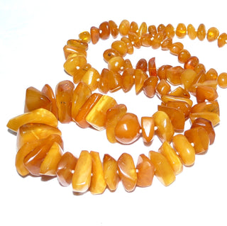 opulentes Einzelstück, Vintage-Bernstein-Kette, handgefertigt aus großen polierten Chips / Splitter, im Verlauf durchgeknotet, honigfarbener Butterscotch, ohne Verschluß, Gesamtlänge 80 cm, um 1930 -	Unikate und Pretiosen nur erhältlich im Onlineshop der Goldschmiede Danilo!
