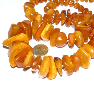 opulentes Einzelstück, Vintage-Bernstein-Kette, handgefertigt aus großen polierten Chips / Splitter, im Verlauf durchgeknotet, honigfarbener Butterscotch, ohne Verschluß, Gesamtlänge 80 cm, um 1930 -	Unikate und Pretiosen nur erhältlich im Onlineshop der Goldschmiede Danilo!