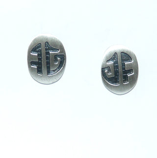 ovale Einzelstücke, Ohrstecker aus massiv 925 Silber, seidenmatt, asymmetrische, an Buchstaben erinnernde Vertiefungen, in den Tiefen geschwärzt - Goldschmiede Danilo