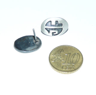ovale Einzelstücke, Ohrstecker aus massiv 925 Silber, seidenmatt, asymmetrische, an Buchstaben erinnernde Vertiefungen, in den Tiefen geschwärzt - Goldschmiede Danilo