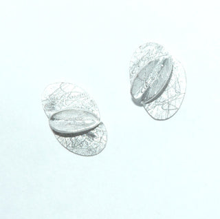 ovale Einzelstücke, Silberohrstecker als Doppeloval aus 925 Silber, zwei kleine aneinander gelötete Ovale, weißgesiedet, eismatt - Goldschmiede Danilo