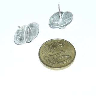 ovale Einzelstücke, Silberohrstecker als Doppeloval aus 925 Silber, zwei kleine aneinander gelötete Ovale, weißgesiedet, eismatt - Goldschmiede Danilo