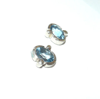 ovale Einzelstücke, Silberohrstecker mit je einem funkelnd facettierten Kristall in hellblau als Aquamarin-Replik in 925 Silber eingelassen, poliert,10 mm x 10 mm - Goldschmiede Danilo