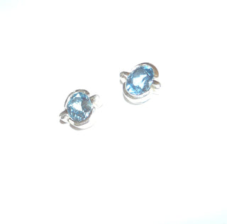 ovale Einzelstücke, Silberohrstecker mit je einem funkelnd facettierten Kristall in hellblau als Aquamarin-Replik in 925 Silber eingelassen, poliert,10 mm x 10 mm - Goldschmiede Danilo