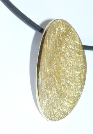 Einzelstück, Anhänger aus 925 Silber in Form eines langen, aufgewölbten Oval, Vorderseite ist vergoldet + fein eismattiert, Rückseite silber + poliert, massiv -	Nur erhältlich im Onlineshop von Juwelier & Goldschmiede Danilo!