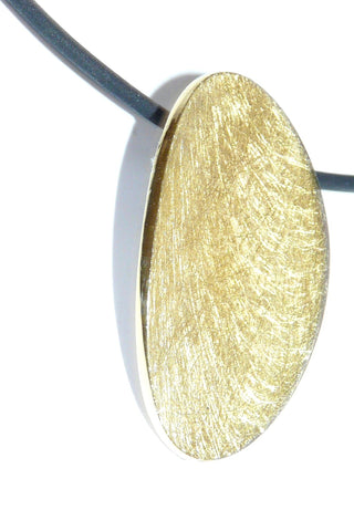Einzelstück, großer Anhänger aus 925 Silber in Form eines langen, aufgewölbten Oval, Vorderseite ist vergoldet + fein eismattiert, Rückseite silberfarben + poliert, massiv - Nur erhältlich im Onlineshop von Juwelier & Goldschmiede Danilo!