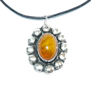 ovales Einzelstück, Vintage Bernsteinanhänger aus 800 Silber natürlicher Butterscotch Bernstein-Cabochon mit schöner Maserung in Zargenfassung, Perlspiegel mit geschwärzten Tiefen, Art Deco um 1910 - Goldschmiede Danilo