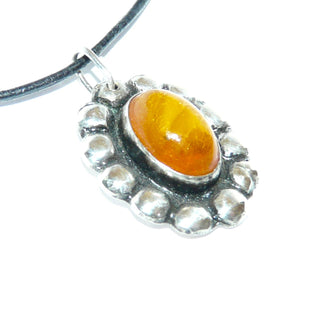 ovales Einzelstück, Vintage Bernsteinanhänger aus 800 Silber natürlicher Butterscotch Bernstein-Cabochon mit schöner Maserung in Zargenfassung, Perlspiegel mit geschwärzten Tiefen, Art Deco um 1910 - Goldschmiede Danilo