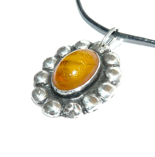 ovales Einzelstück, Vintage Bernsteinanhänger aus 800 Silber natürlicher Butterscotch Bernstein-Cabochon mit schöner Maserung in Zargenfassung, Perlspiegel mit geschwärzten Tiefen, Art Deco um 1910 - Goldschmiede Danilo