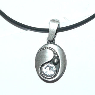 Einzelstück, Nordform-Design, ovaler Anhänger "Kugelschweif" aus 925 Silber mit einem runde, funkelnd facettierten Bergkristall, seidenmatt, in den Tiefen geschwärzt. Anlaufgeschützt. Die gesamte skandinavische / finnische Nordform-Kollektion ist so designt, daß fast alle Schmuckstücke miteinander kombinierbar sind. Besonders gut zu diesem Schmuckstück passen Nord 0030 + 0036 (Lieferung erfolgt ohne Kette) -	Finnlandschmuck bei Goldschmiede Danilo