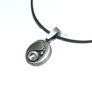 Einzelstück, Nordform-Design, ovaler Anhänger "Kugelschweif" aus 925 Silber mit einem runde, funkelnd facettierten Bergkristall, seidenmatt, in den Tiefen geschwärzt. Anlaufgeschützt. Die gesamte skandinavische / finnische Nordform-Kollektion ist so designt, daß fast alle Schmuckstücke miteinander kombinierbar sind. Besonders gut zu diesem Schmuckstück passen Nord 0030 + 0036 (Lieferung erfolgt ohne Kette) -	Finnlandschmuck bei Goldschmiede Danilo