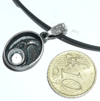 Einzelstück, Nordform-Design, ovaler Anhänger "Kugelschweif" aus 925 Silber mit einem runde, funkelnd facettierten Bergkristall, seidenmatt, in den Tiefen geschwärzt. Anlaufgeschützt. Die gesamte skandinavische / finnische Nordform-Kollektion ist so designt, daß fast alle Schmuckstücke miteinander kombinierbar sind. Besonders gut zu diesem Schmuckstück passen Nord 0030 + 0036 (Lieferung erfolgt ohne Kette) -	Finnlandschmuck bei Goldschmiede Danilo