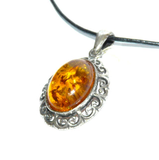 ovales Einzelstück, Bernsteinanhänger aus 925 Silber mit einem echten honigfarbenen Bernstein-Cabochon mit schönen Sonnenlinsen-Einschlüssen, durchbrochener Schnörkelspiegel, historisierend - Goldschmiede Danilo