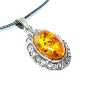 ovales Einzelstück, Bernsteinanhänger aus 925 Silber mit einem echten honigfarbenen Bernstein-Cabochon mit schönen Sonnenlinsen-Einschlüssen, durchbrochener Schnörkelspiegel, historisierend - Goldschmiede Danilo