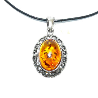ovales Einzelstück, Bernsteinanhänger aus 925 Silber mit einem echten honigfarbenen Bernstein-Cabochon mit schönen Sonnenlinsen-Einschlüssen, durchbrochener Schnörkelspiegel, historisierend - Goldschmiede Danilo