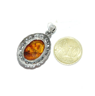 ovales Einzelstück, Bernsteinanhänger aus 925 Silber mit einem echten honigfarbenen Bernstein-Cabochon mit schönen Sonnenlinsen-Einschlüssen, durchbrochener Schnörkelspiegel, historisierend - Goldschmiede Danilo