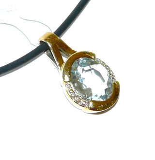 schlichtes Einzelstück, ovaler Blautopas-Anhänger aus 750 Gold, ein ovaler, funkelnd facettierter, zart hellblauer Edeltopas, an den Schmalseiten gefaßt & 2 Achtkant-Diamanten seitlich im Goldspiegel im Pavé gefaßt, feste Dreieckschlaufe - Goldschmiede Danilo