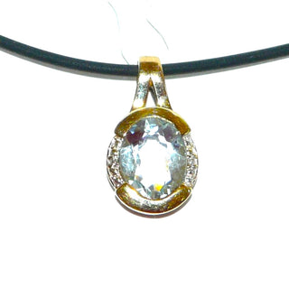 schlichtes Einzelstück, ovaler Blautopas-Anhänger aus 750 Gold, ein ovaler, funkelnd facettierter, zart hellblauer Edeltopas, an den Schmalseiten gefaßt & 2 Achtkant-Diamanten seitlich im Goldspiegel im Pavé gefaßt, feste Dreieckschlaufe - Goldschmiede Danilo