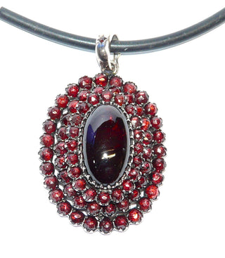 Einzelstück, großer, ovaler Anhänger aus zart rosé-vergoldetem 925 Silber, facettierte Granat-Rosen in 3 Reihen rund um den ovalen Granat-Cabochon in der Mitte angeordnet, Replik nach alten Vorbildern um 1900, ca. 45 mm x 28,5 mm, mit Clip-Öse in welcher sich zusätzlich ein Granat befindet - Einzelstücke nur erhältlich bei www.danilogold-shop.de
