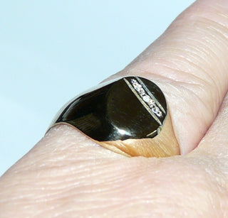 klassisches Einzelstück, Herrenring, Siegelring aus 333 Gold, mit einer ovalen, geraden Fläche, die auch für Gravuren geeignet ist, mit 3 Diamanten im oberen Drittel diagonal im Pavé eingelassen, poliert, Ringweite 57 - Goldschmiede Danilo