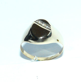 klassisches Einzelstück, Herrenring, Siegelring aus 333 Gold, mit einer ovalen, geraden Fläche, die auch für Gravuren geeignet ist, mit 3 Diamanten im oberen Drittel diagonal im Pavé eingelassen, poliert, Ringweite 57 - Goldschmiede Danilo