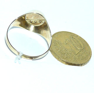 klassisches Einzelstück, Herrenring, Siegelring aus 333 Gold, mit einer ovalen, geraden Fläche, die auch für Gravuren geeignet ist, mit 3 Diamanten im oberen Drittel diagonal im Pavé eingelassen, poliert, Ringweite 57 - Goldschmiede Danilo