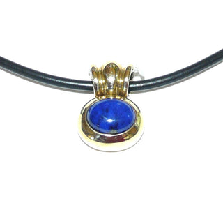 leuchtendes Einzelstück, ovaler Lapislazuli-Anhänger quer zur Aufhängung mit einem königsblauen Lapislazuli-Cabochon mit feiner natürlicher Maserung aus poliertem, massivem 333 Gold + mit breiter, geriefter, feststehender Clipöse. Die Clipöse zum Öffnen ermöglicht das Einhängen nicht nur in Ketten, Kautschuk- oder Lederbänder, sondern auch in Perlen- und Edelsteinketten -	Nur erhältlich im Onlineshop von Juwelier & Goldschmiede Danilo! 