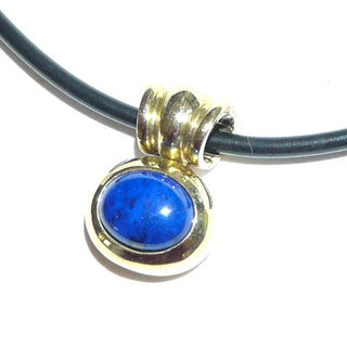 leuchtendes Einzelstück, ovaler Lapislazuli-Anhänger quer zur Aufhängung mit einem königsblauen Lapislazuli-Cabochon mit feiner natürlicher Maserung aus poliertem, massivem 333 Gold + mit breiter, geriefter, feststehender Clipöse. Die Clipöse zum Öffnen ermöglicht das Einhängen nicht nur in Ketten, Kautschuk- oder Lederbänder, sondern auch in Perlen- und Edelsteinketten -	Nur erhältlich im Onlineshop von Juwelier & Goldschmiede Danilo! 