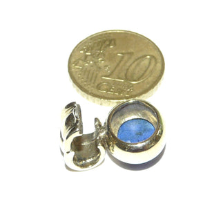 leuchtendes Einzelstück, ovaler Lapislazuli-Anhänger quer zur Aufhängung mit einem königsblauen Lapislazuli-Cabochon mit feiner natürlicher Maserung aus poliertem, massivem 333 Gold + mit breiter, geriefter, feststehender Clipöse. Die Clipöse zum Öffnen ermöglicht das Einhängen nicht nur in Ketten, Kautschuk- oder Lederbänder, sondern auch in Perlen- und Edelsteinketten -	Nur erhältlich im Onlineshop von Juwelier & Goldschmiede Danilo! 