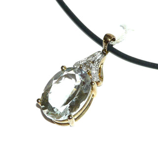 strahlendes transparentes Einzelstück, ovaler Lemonquarz-Anhänger aus 333 Gold, ein funkelnd facettierter, zart olivgrüner, Lemonquarz gehalten in einem 4-Krapper-Chaton, 1 Zirkonia in der festen Dreieckschlaufe die mit einem ebenfalls funkelnden, weiß rhodiniertem Verschnitt-Muster versehen ist -	Unikatschmuck nur erhältlich im Onlineshop von Juwelier & Goldschmiede Danilo! 