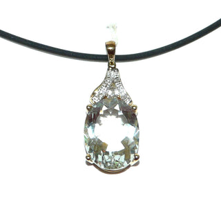 strahlendes transparentes Einzelstück, ovaler Lemonquarz-Anhänger aus 333 Gold, ein funkelnd facettierter, zart olivgrüner, Lemonquarz gehalten in einem 4-Krapper-Chaton, 1 Zirkonia in der festen Dreieckschlaufe die mit einem ebenfalls funkelnden, weiß rhodiniertem Verschnitt-Muster versehen ist -	Unikatschmuck nur erhältlich im Onlineshop von Juwelier & Goldschmiede Danilo! 