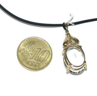 strahlendes transparentes Einzelstück, ovaler Lemonquarz-Anhänger aus 333 Gold, ein funkelnd facettierter, zart olivgrüner, Lemonquarz gehalten in einem 4-Krapper-Chaton, 1 Zirkonia in der festen Dreieckschlaufe die mit einem ebenfalls funkelnden, weiß rhodiniertem Verschnitt-Muster versehen ist -	Unikatschmuck nur erhältlich im Onlineshop von Juwelier & Goldschmiede Danilo! 