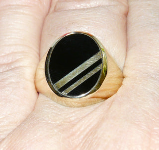 Einzelstück, ovaler Onyx-Ring, klassischer Herrenring, Siegelring aus 333 Gelbgold, poliert, ovale Onyx-Platte mit 2 eingelegten goldenen diagonalen Steifen, Ringweite 59,5 -	Nur erhältlich im Onlineshop von Juwelier & Goldschmiede Danilo!