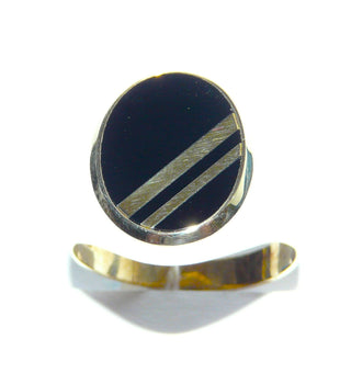 Einzelstück, ovaler Onyx-Ring, klassischer Herrenring, Siegelring aus 333 Gelbgold, poliert, ovale Onyx-Platte mit 2 eingelegten goldenen diagonalen Steifen, Ringweite 59,5 -	Nur erhältlich im Onlineshop von Juwelier & Goldschmiede Danilo!