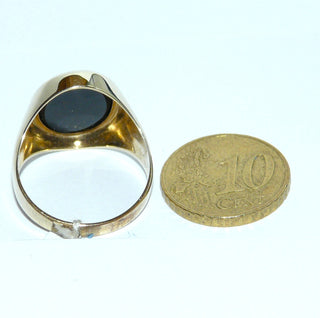 Einzelstück, ovaler Onyx-Ring, klassischer Herrenring, Siegelring aus 333 Gelbgold, poliert, ovale Onyx-Platte mit 2 eingelegten goldenen diagonalen Steifen, Ringweite 59,5 -	Nur erhältlich im Onlineshop von Juwelier & Goldschmiede Danilo!