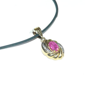 glänzendes Einzelstück, ovaler Rubin-Anhänge aus 333 Gold mit einem ovalen, funkelnd facettierten Rubin in 4-Krapper-Chaton gehalten, dazu 2 Achtkant-Diamanten + Dreieckschlaufe -	Nur erhältlich bei www.danilogold-shop.de