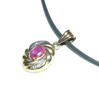 glänzendes Einzelstück, ovaler Rubin-Anhänge aus 333 Gold mit einem ovalen, funkelnd facettierten Rubin in 4-Krapper-Chaton gehalten, dazu 2 Achtkant-Diamanten + Dreieckschlaufe -	Nur erhältlich bei www.danilogold-shop.de