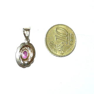 glänzendes Einzelstück, ovaler Rubin-Anhänge aus 333 Gold mit einem ovalen, funkelnd facettierten Rubin in 4-Krapper-Chaton gehalten, dazu 2 Achtkant-Diamanten + Dreieckschlaufe -	Nur erhältlich bei www.danilogold-shop.de