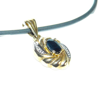 ovales Einzelstück, Saphiranhänger aus 333 Gold, ein ovaler, funkelnd facettierter, blauer Saphir in 4-Krapper-Fassung & 2 Achtkant-Diamanten im Pavé gefaßt, Dreieckschlaufe - Goldschmiede Danilo