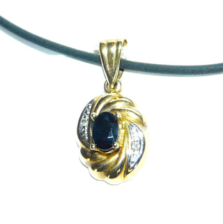ovales Einzelstück, Saphiranhänger aus 333 Gold, ein ovaler, funkelnd facettierter, blauer Saphir in 4-Krapper-Fassung & 2 Achtkant-Diamanten im Pavé gefaßt, Dreieckschlaufe - Goldschmiede Danilo
