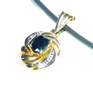 ovales Einzelstück, Saphiranhänger aus 333 Gold, ein ovaler, funkelnd facettierter, blauer Saphir in 4-Krapper-Fassung & 2 Achtkant-Diamanten im Pavé gefaßt, Dreieckschlaufe - Goldschmiede Danilo